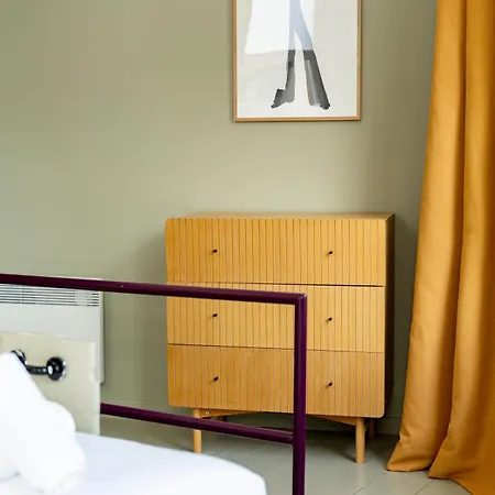 Appartement Shway - The Black Pants *