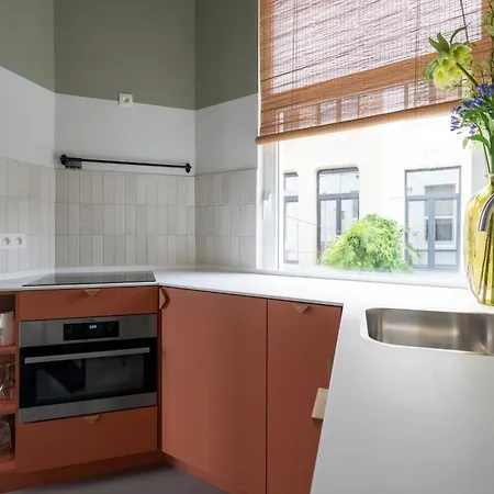 Shway - The Black Pants Appartement