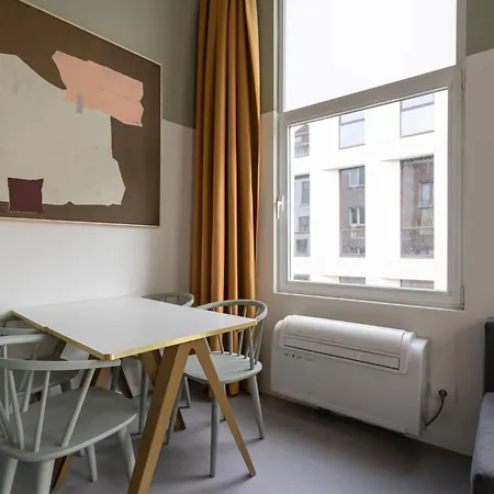 Shway - The Black Pants Appartement *
